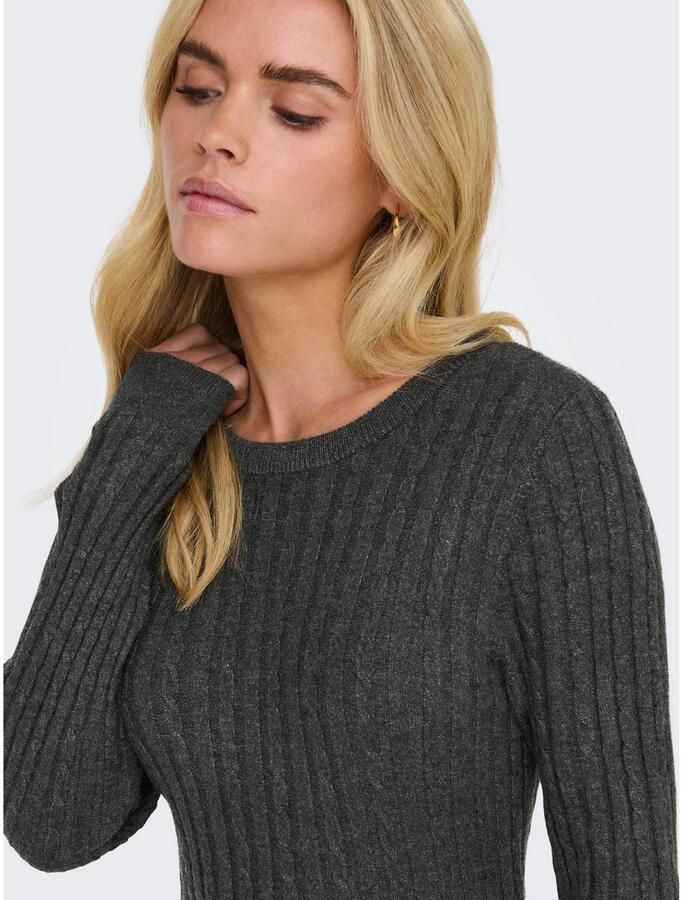 Only Gebreide jurk ONLFIA LS CABLE DRESS KNT getailleerd en met subtiel kabelpatroon in het bovenstuk