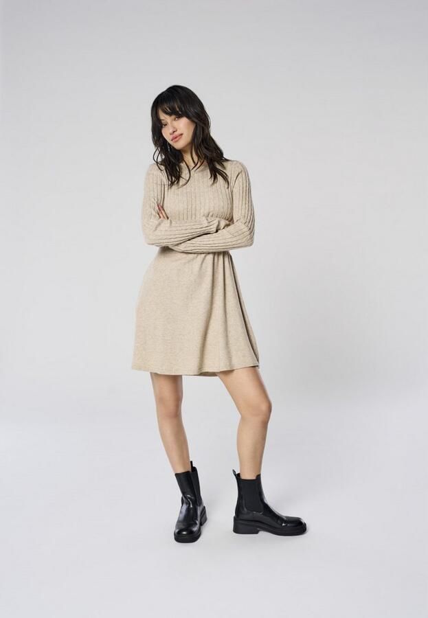 Only Gebreide jurk ONLFIA LS CABLE DRESS KNT getailleerd en met subtiel kabelpatroon in het bovenstuk - Foto 5