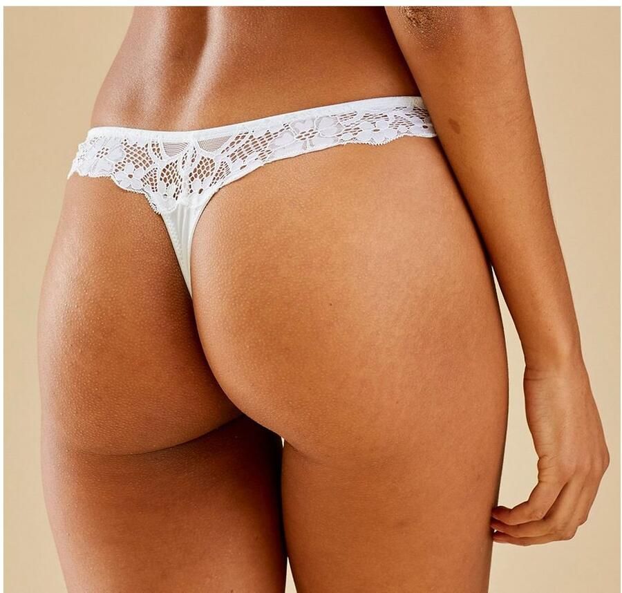 Petite fleur String achter geheel van fijne jacquard-kant (3 stuks)