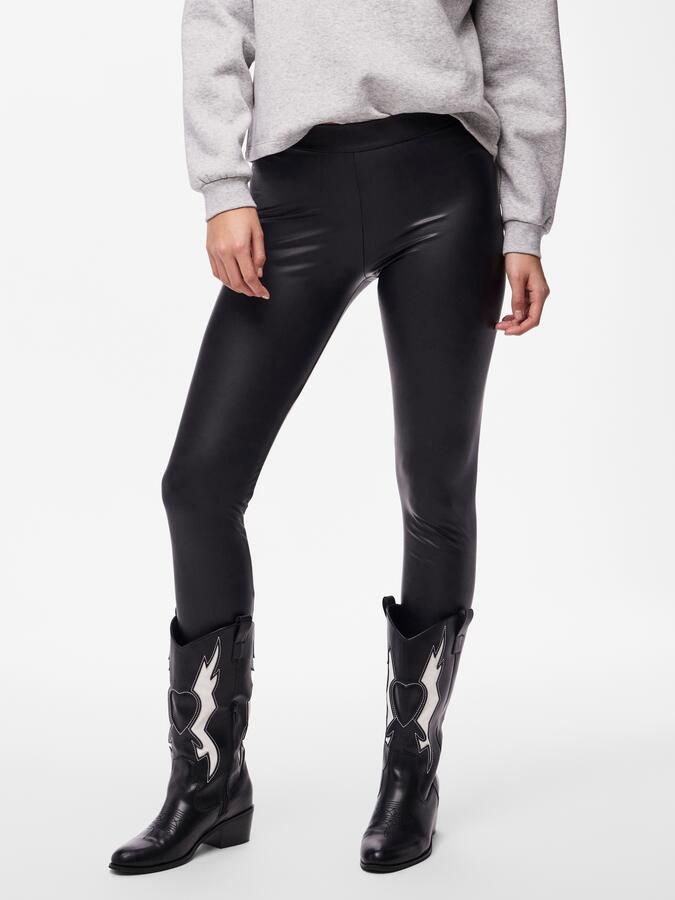 Pieces Slim fit broek in leerlook met elastische band model 'NEW SHINY' - Foto 3