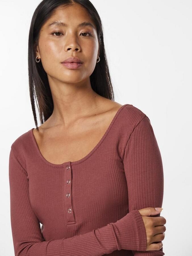 Pieces Slim fit T-shirt van katoenmix met kort drukknooppaneel model 'KITTE' - Foto 2