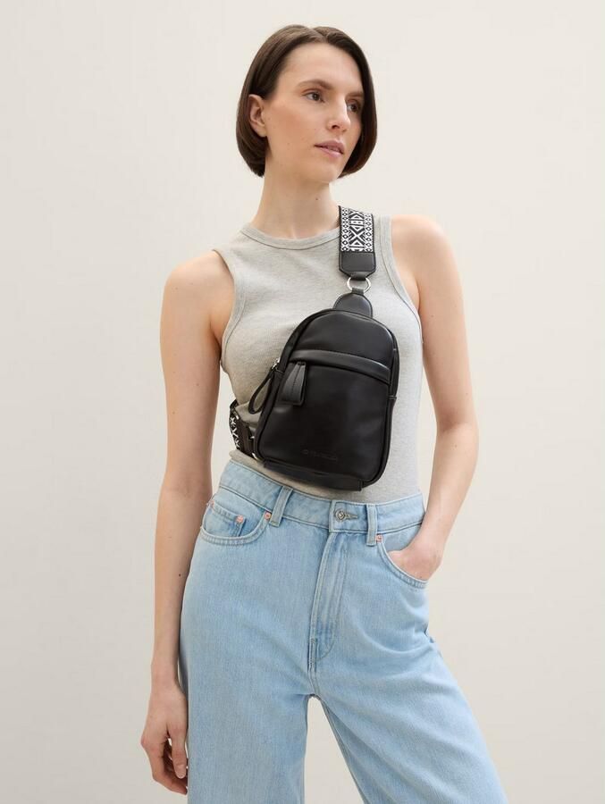 Tom Tailor Rugzak PALINA van zacht kunstleer met een opvallende schouderriem - Foto 2