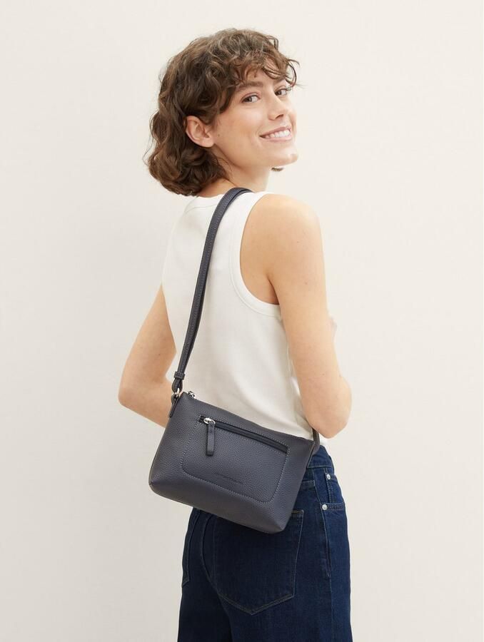 Tom Tailor Schoudertas Elis van zacht gekorreld kunstleer met opvallende siernaad en fijn logo