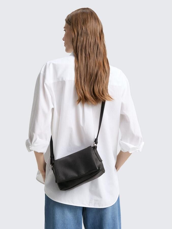 Tom Tailor Schoudertas Lissi bijzonder zacht materiaal nonchalant vallend met trapeziumvormige snit