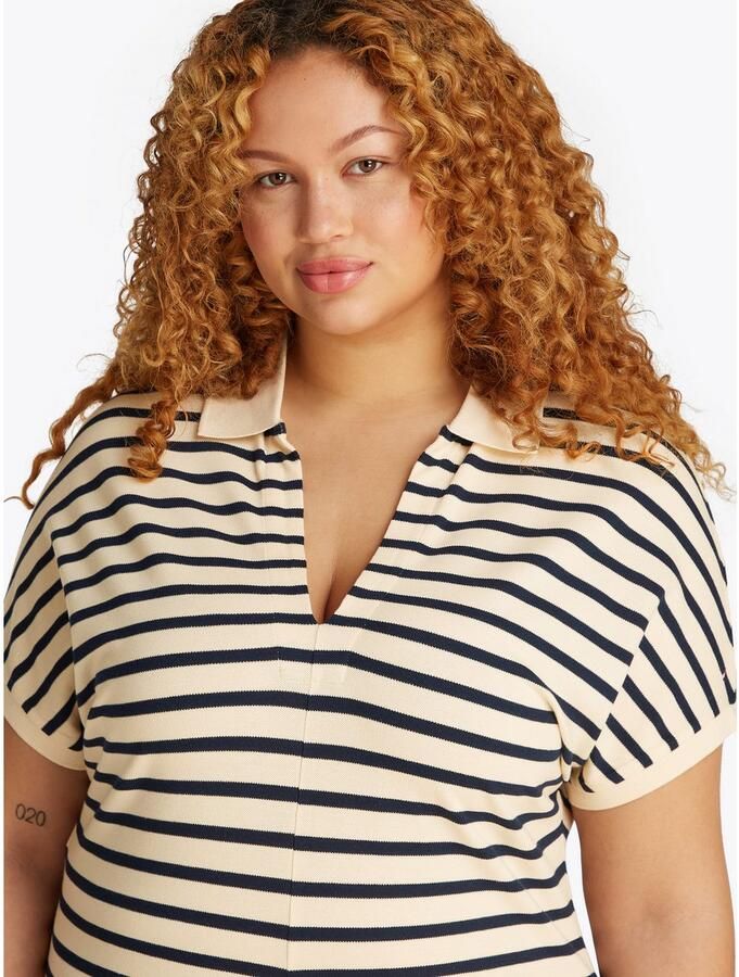 Tommy Hilfiger Curve Midi-jurk CRV LYOCELL OPEN-NK MIDI DRESS in grote maten logoborduursel v-hals