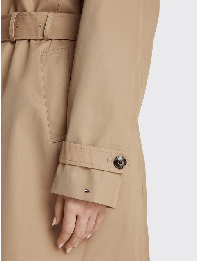Tommy Hilfiger Curve Trenchcoat CRV HERITAGE SB TRENCH in grote maten logo borduurwerk op de mouw typische trenchdetails - Foto 2