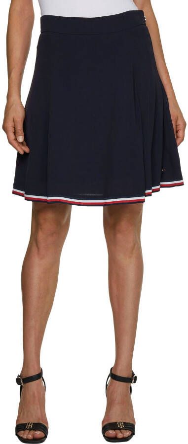 Tommy Hilfiger Regular Fit Klokkende Rok. De elegante klokkende rok is afgewerkt met een iconisch lintdetail aan de onderkant wat een verfijnde kleurnoot toevoegt. Blue Dames