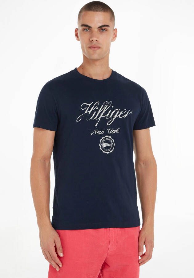 Tommy Hilfiger Shirt met ronde hals FADED SCRIPT PRINT TEE met klein logoborduursel op de mouw