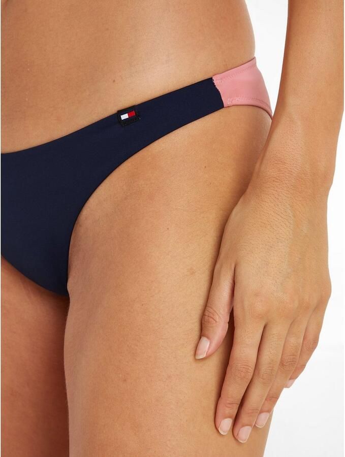 Tommy Hilfiger Swimwear Bikinibroekje HI LEG CHEEKY BIKINI in colorblocking voor en achter tommy hilfiger logo-vlag - Foto 4