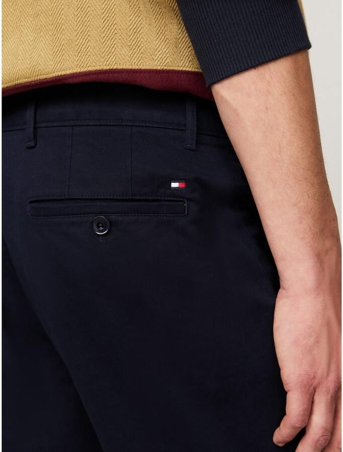 Tommy Hilfiger Chino DENTON CHINO SATIN met achterzakken met knoop logo-borduursel
