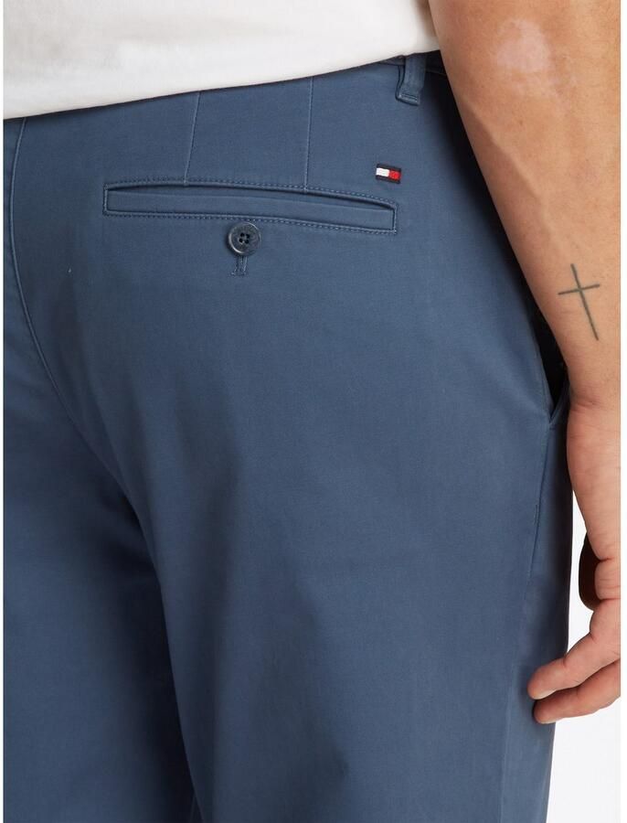 Tommy Hilfiger Chino DENTON CHINO SATIN met achterzakken met knoop logo-borduursel