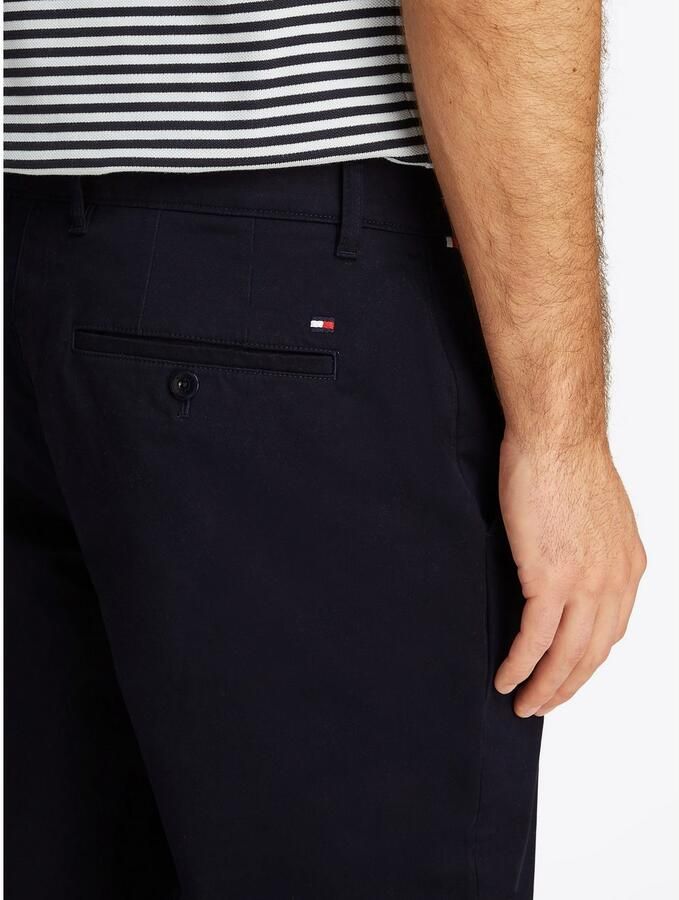 Tommy Hilfiger Chino DENTON CHINO SATIN met achterzakken met knoop logo-borduursel - Foto 3