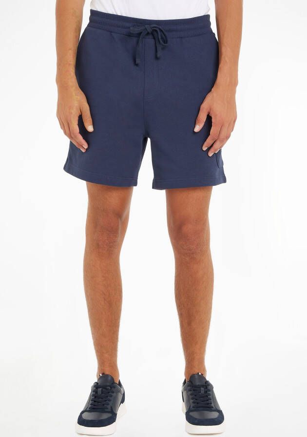TOMMY JEANS Cargoshort TJM XS BADGE CARGO BEACH SHORT met rijgkoord in de band