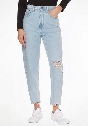 TOMMY JEANS Mom jeans MOM JEAN UHR TPRD BF7013 met destroyed effecten & logobadge