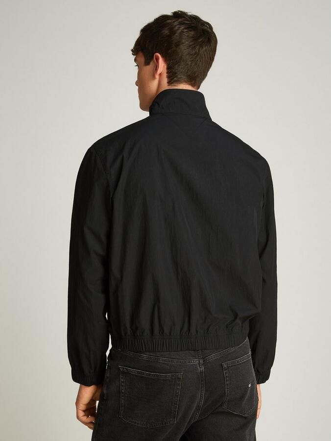 Tommy Jeans Plus Allweatherjack TJM ESSENTIAL JACKET EXT in grote maten logoborduring insteekzakken - Foto 3
