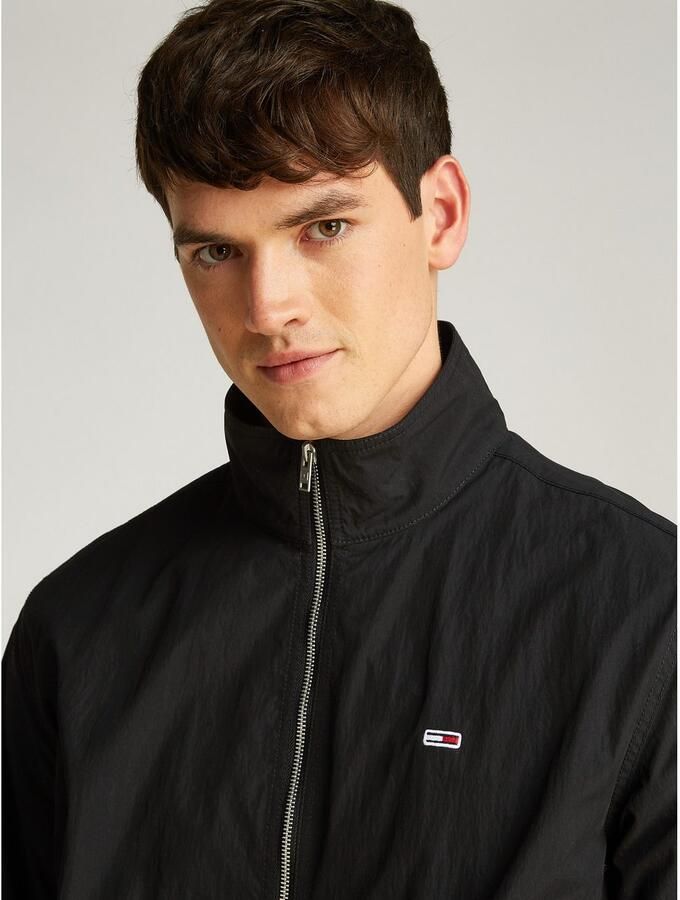 Tommy Jeans Plus Allweatherjack TJM ESSENTIAL JACKET EXT in grote maten logoborduring insteekzakken - Foto 2