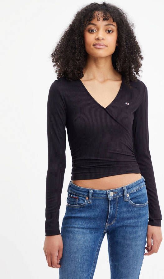 TOMMY JEANS Shirt met lange mouwen TJW CROP RIB WRAP RUCHING TOP LS met geborduurde merklabel