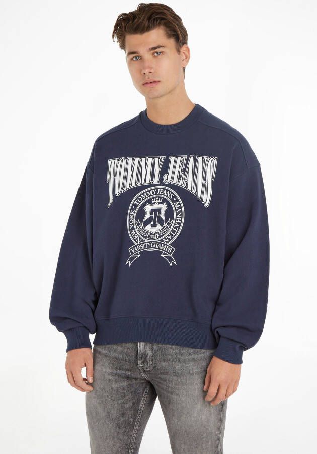 TOMMY JEANS Sweatshirt TJM COMFORT VARSITY CREW met geborduurd logo