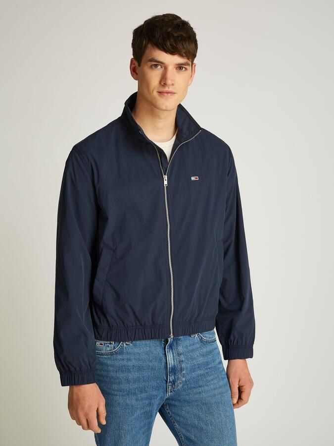 Tommy Jeans Plus Allweatherjack TJM ESSENTIAL JACKET EXT in grote maten logoborduring insteekzakken - Foto 6