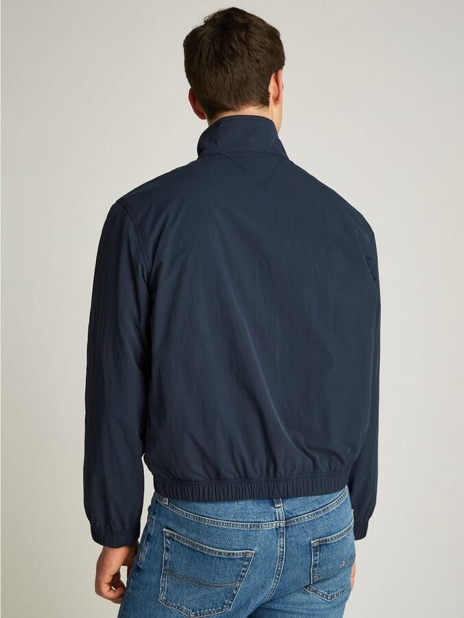 Tommy Jeans Plus Allweatherjack TJM ESSENTIAL JACKET EXT in grote maten logoborduring insteekzakken - Foto 3