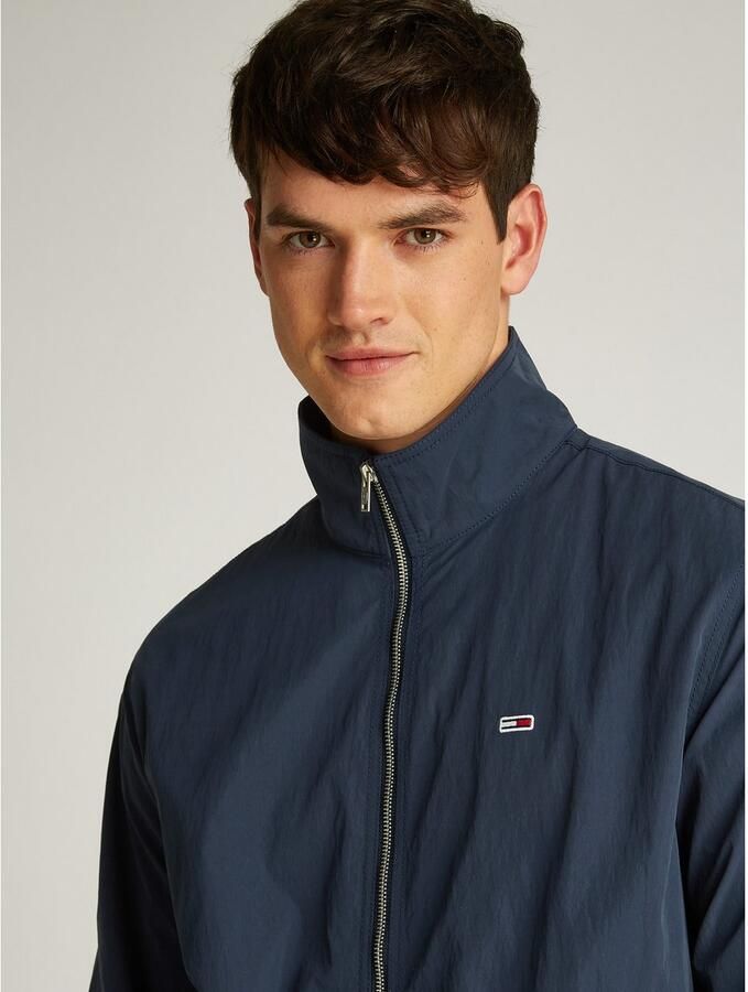 Tommy Jeans Plus Allweatherjack TJM ESSENTIAL JACKET EXT in grote maten logoborduring insteekzakken - Foto 2