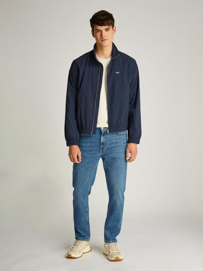 Tommy Jeans Plus Allweatherjack TJM ESSENTIAL JACKET EXT in grote maten logoborduring insteekzakken - Foto 4