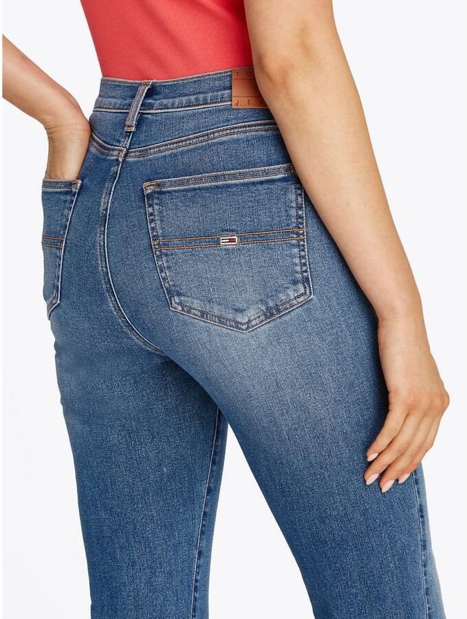 TOMMY JEANS Bootcut jeans SYLVIA HGH FLR BI1267 Wijd pijpform en logo borduursel op de achterzak