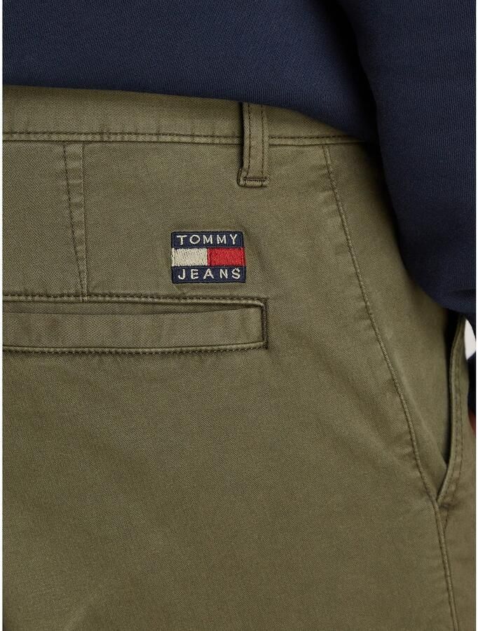 TOMMY JEANS Cargobroek TJM AUSTIN LIGHTWEIGHT CARGO met geborduurd merklogo boven de achterzak