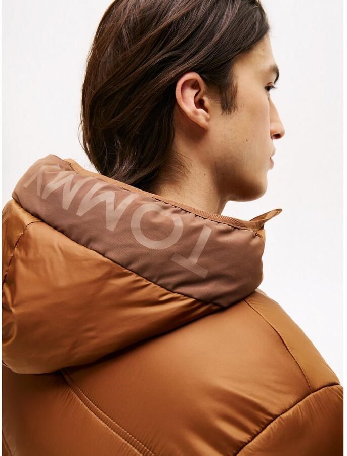 TOMMY JEANS Gewatteerde jas HOODED LOGO PUFFER Overgangsjas regular fit met ronde halslijn - Foto 2