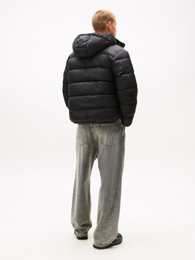 TOMMY JEANS Gewatteerde jas HOODED LOGO PUFFER Overgangsjas regular fit met ronde halslijn - Foto 4