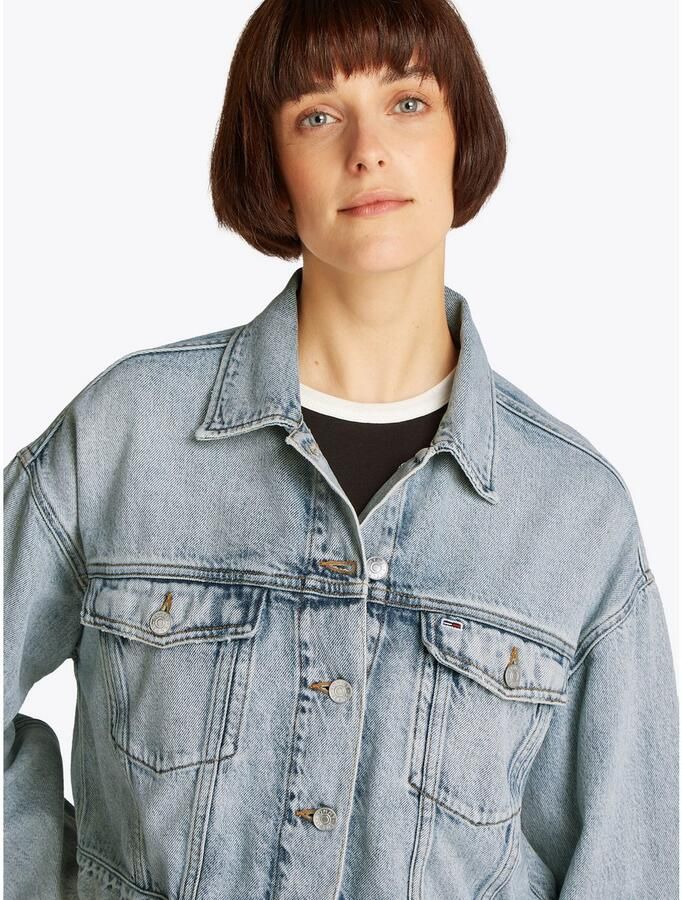 TOMMY JEANS jack OVSZ CROP TRUCKER JACKET BI6012 met korte snit in blauwe was met borstzakken - Foto 5