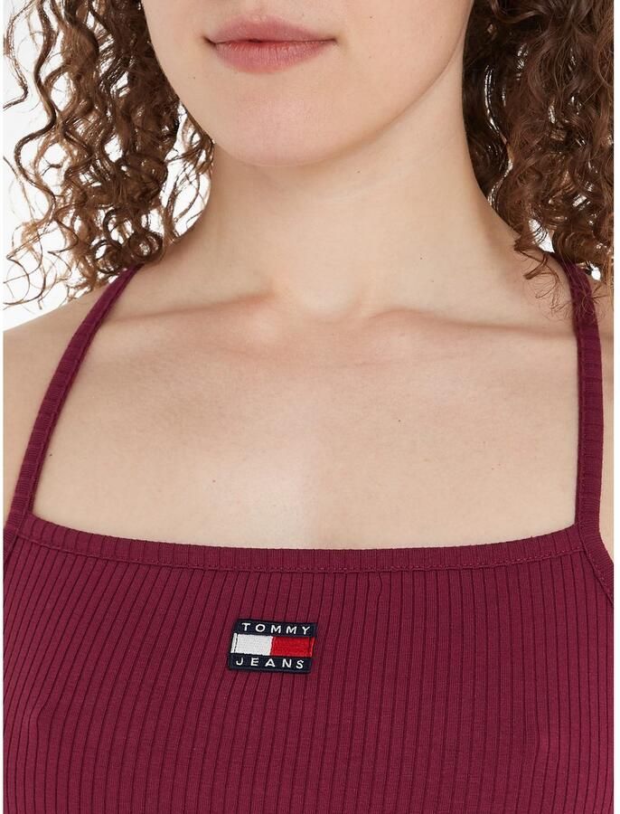 TOMMY JEANS Jerseyjurk TJW STRAPPY BADGE RIB DRESS met bandjes ribstof logo-badge