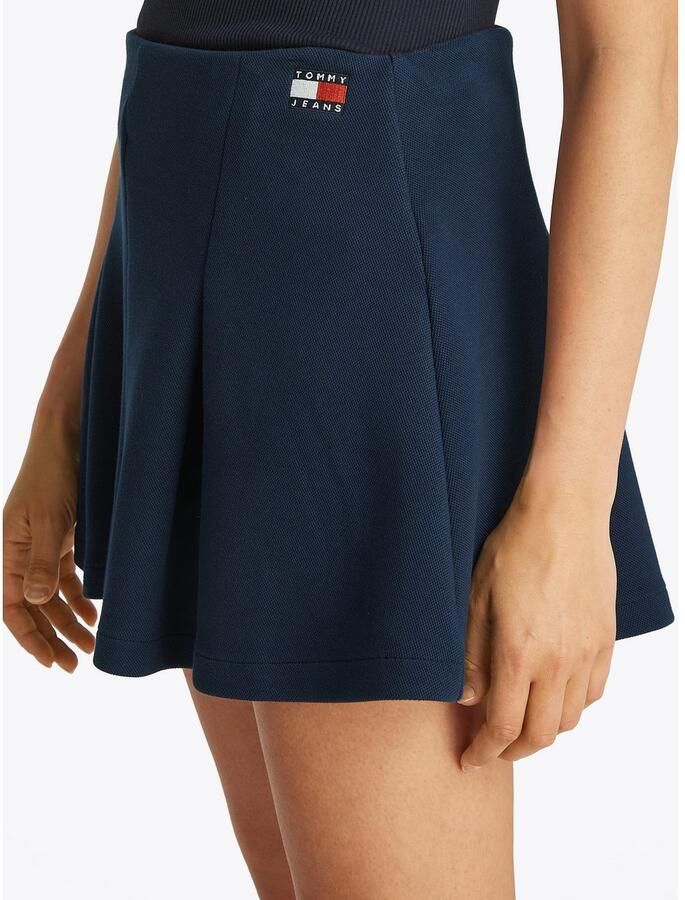 TOMMY JEANS Minirok TJW PIQUE BADGE F&F SKIRT EXT met logo-badge pique-kwaliteit fit & flare