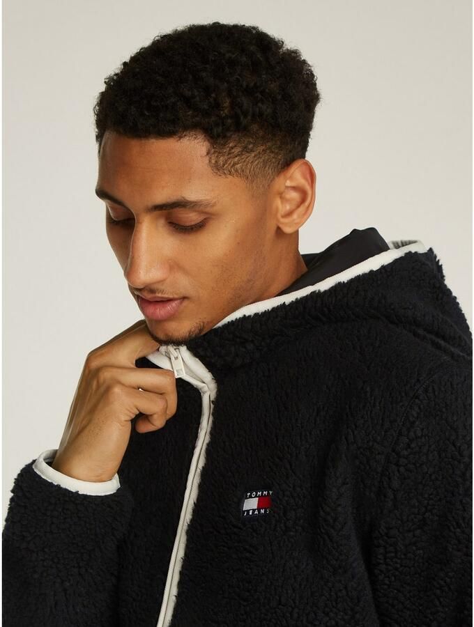 TOMMY JEANS Pluchen jack TJM REG BADGE TEDDY ZIP TRU EXT Vrijetijdsjas overgangsjas teddyjas met logopatch - Foto 4