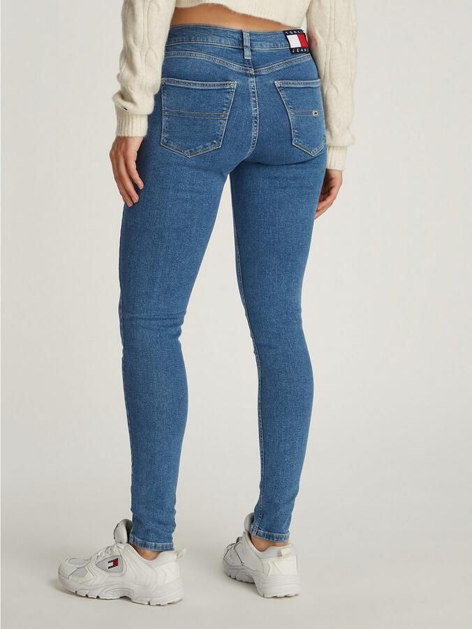 TOMMY JEANS Skinny fit jeans Nora Mid Rise Skinny Fit met wasbeurt met logo-badge - Foto 3