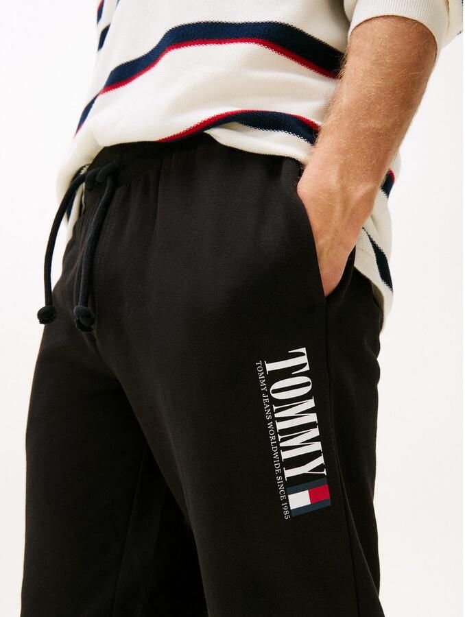 TOMMY JEANS Sweatbroek TJM SLIM RWB DNA GRAPHIC PANT met elastische tailleband grote logoprint