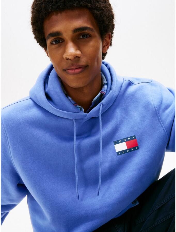 TOMMY JEANS Sweatshirt TJM REG ESSENTIAL FLAG HOOD EXT met bedrukte merklogo op borsthoogte