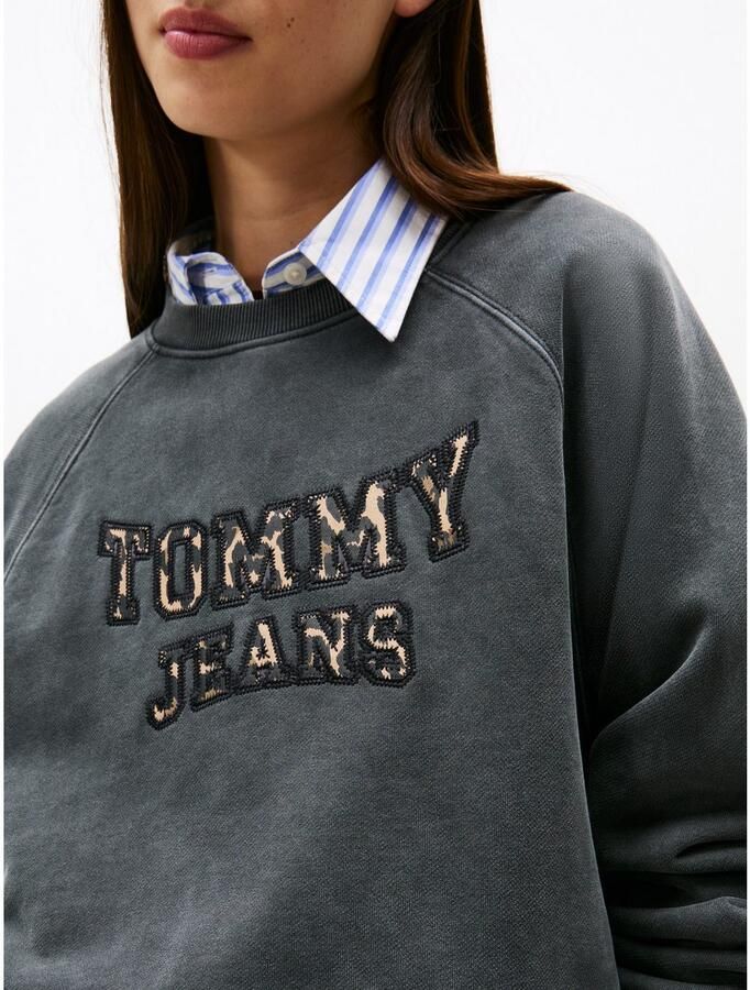 TOMMY JEANS Sweatshirt TJW BXY LEOPARD VARSITY CREW - Foto 2