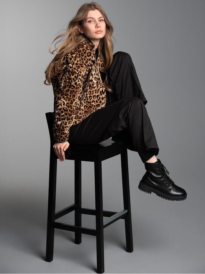 Trigema Sweatvest Gewatteerde jack met Allover-Leo-print (1-delig)