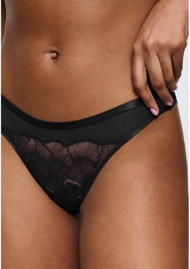 Triumph Brazilian slip Palina Moonlight Kiss van kant v-detail elastisch figuuraccentuerend zacht