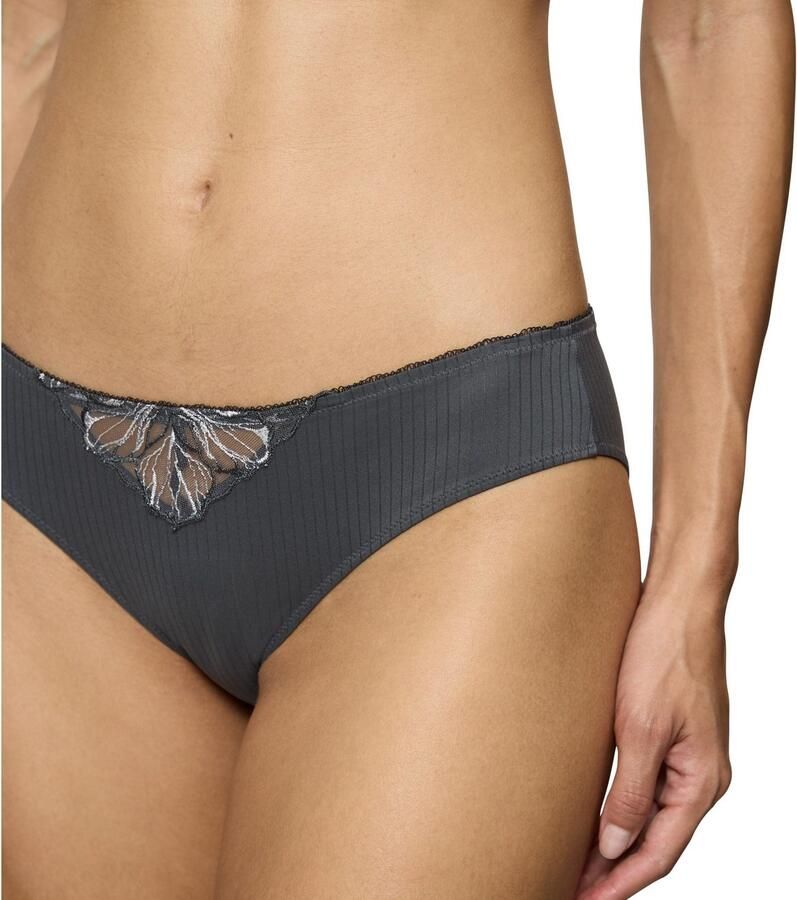 Triumph Tai slip Wild Iris Florale decoratieve borduurwerk mesh jacquard medium dekking