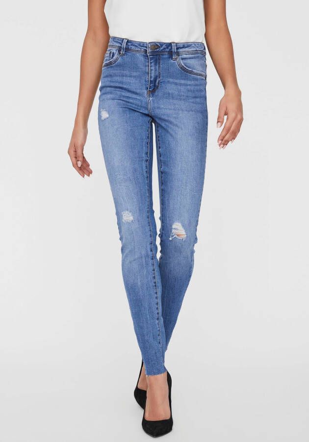 Vero Moda Slim fit jeans in destroyed-look model 'TANYA'