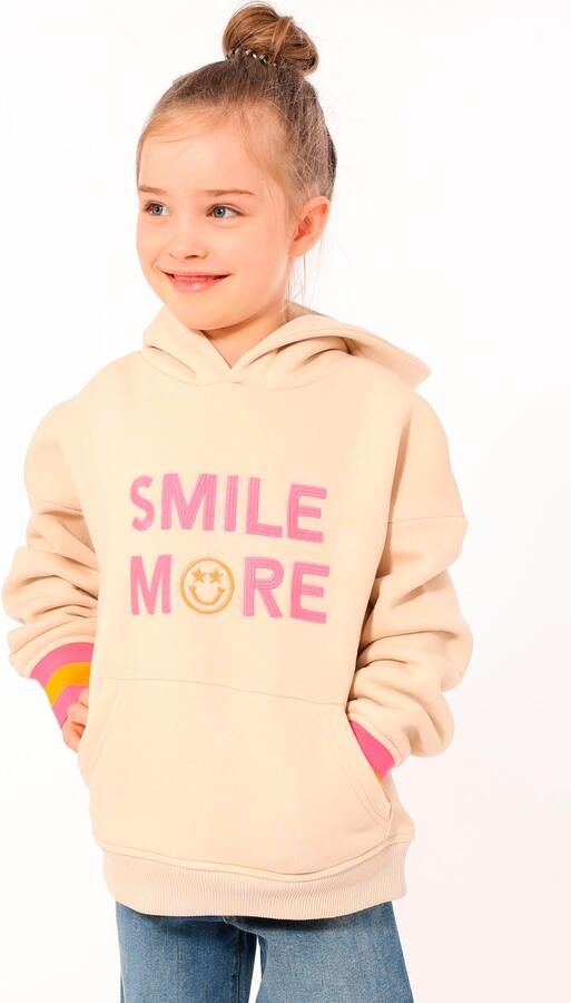 Zwillingsherz Hoodie Jovanna Kids met "smile more"-borduursel en neonkleurige armboorden - Foto 6