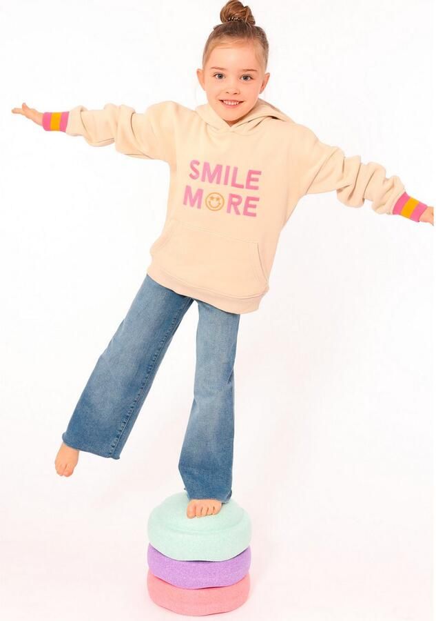 Zwillingsherz Hoodie Jovanna Kids met "smile more"-borduursel en neonkleurige armboorden - Foto 4