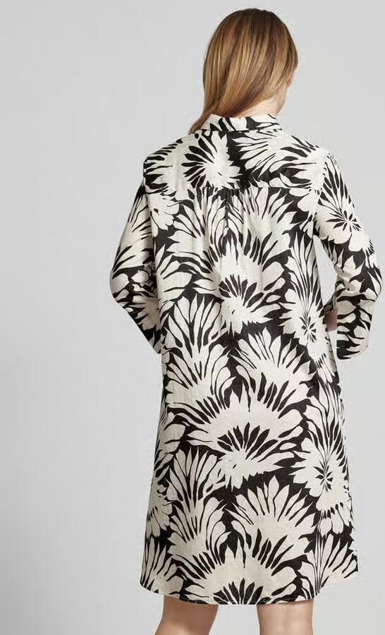 0039 italy Knielange jurk met blinde knoopsluiting model 'GRACY'