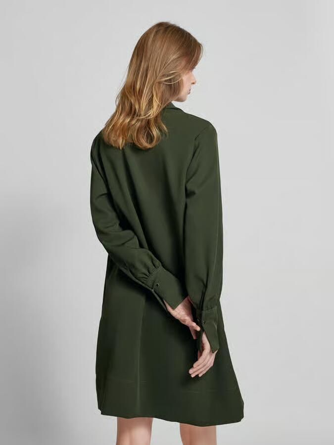 0039 italy Knielange jurk met platte kraag en V-hals