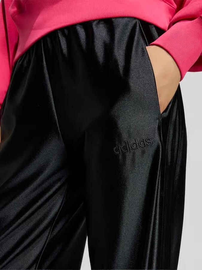 Adidas Sportswear relaxed fit sweatbroek in glanzende look