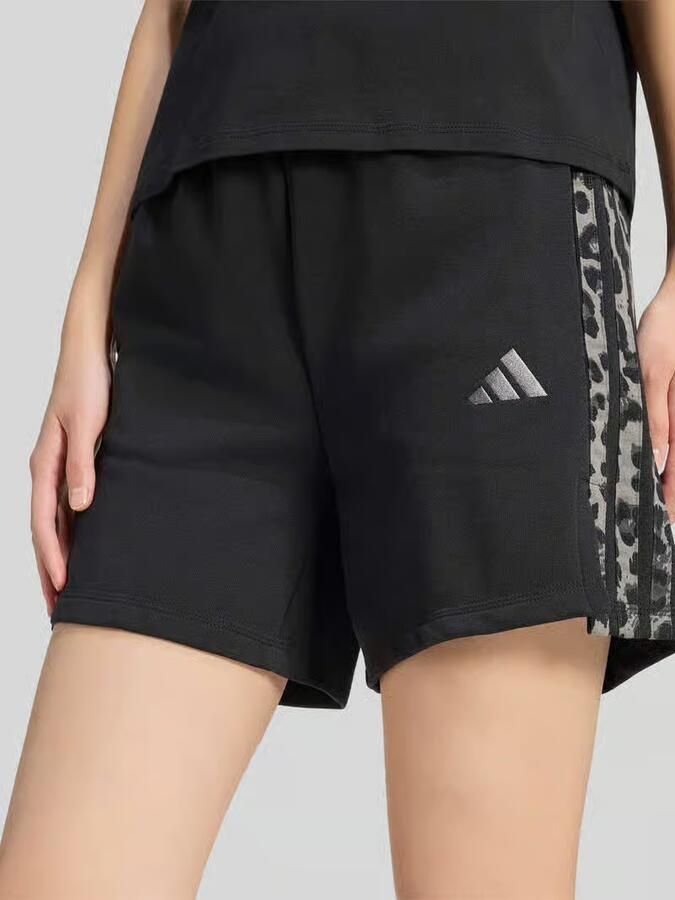 Adidas Sportswear relaxed fit sweatshorts van katoenmix met logoprint