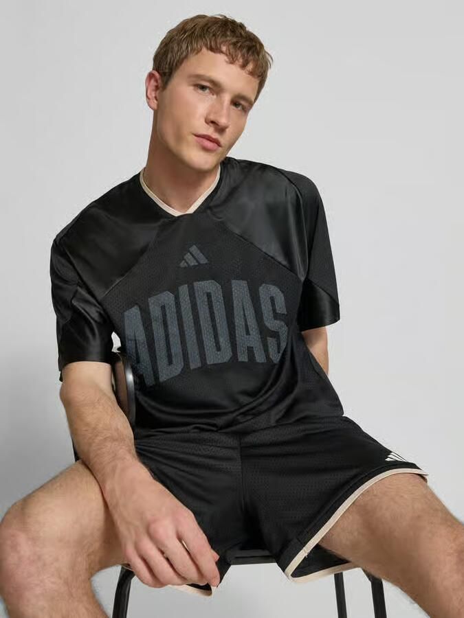 Adidas Sportswear T-shirt met V-hals en logo-print