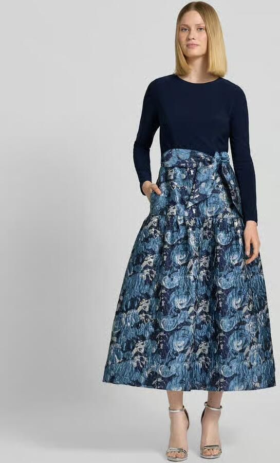 Adrianna Papell Avondjurk in 2-in-1-look met strikceintuur - Foto 3
